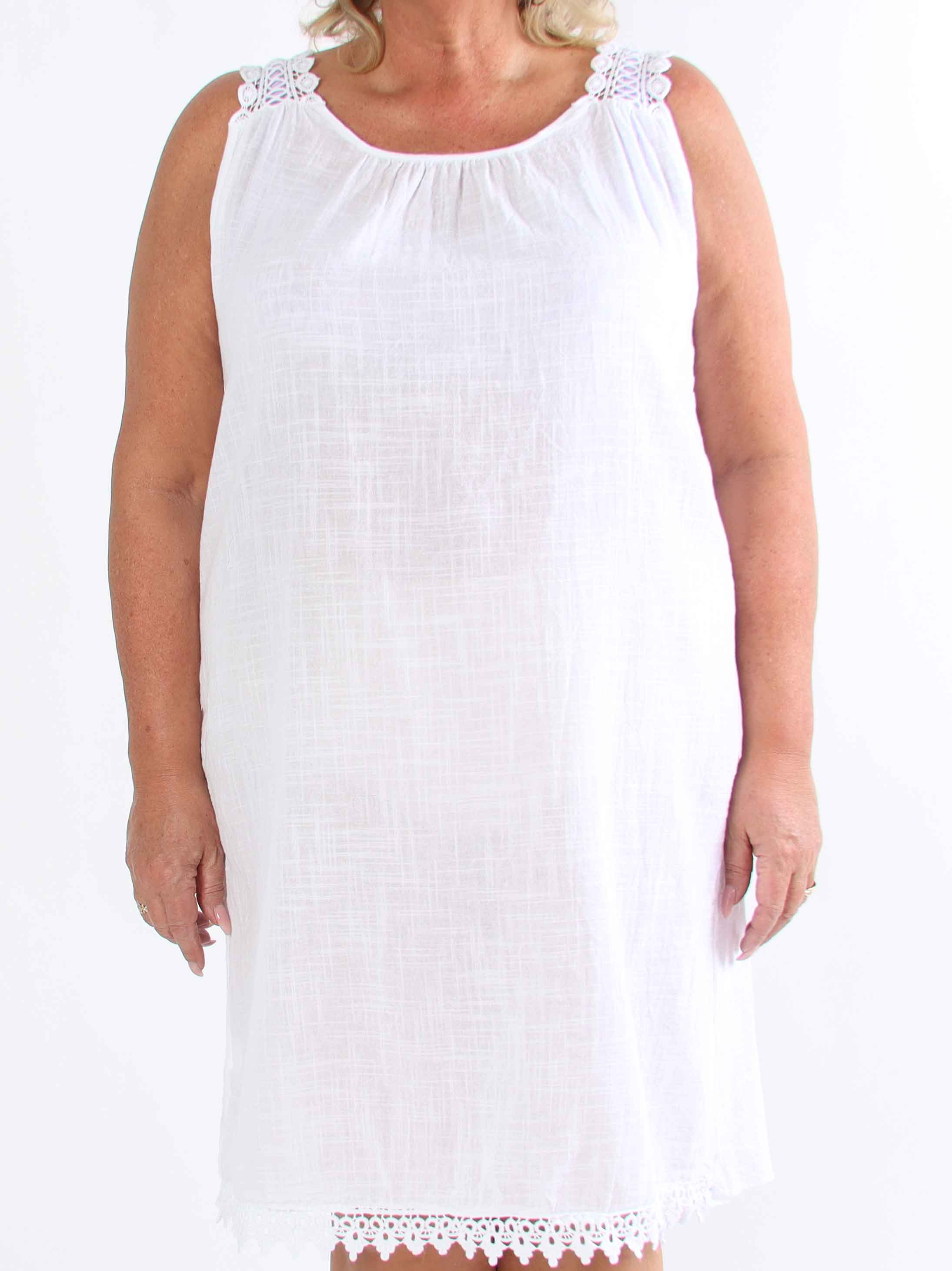 Zella - Sød plus size kjole i bomuld med broderet stropper